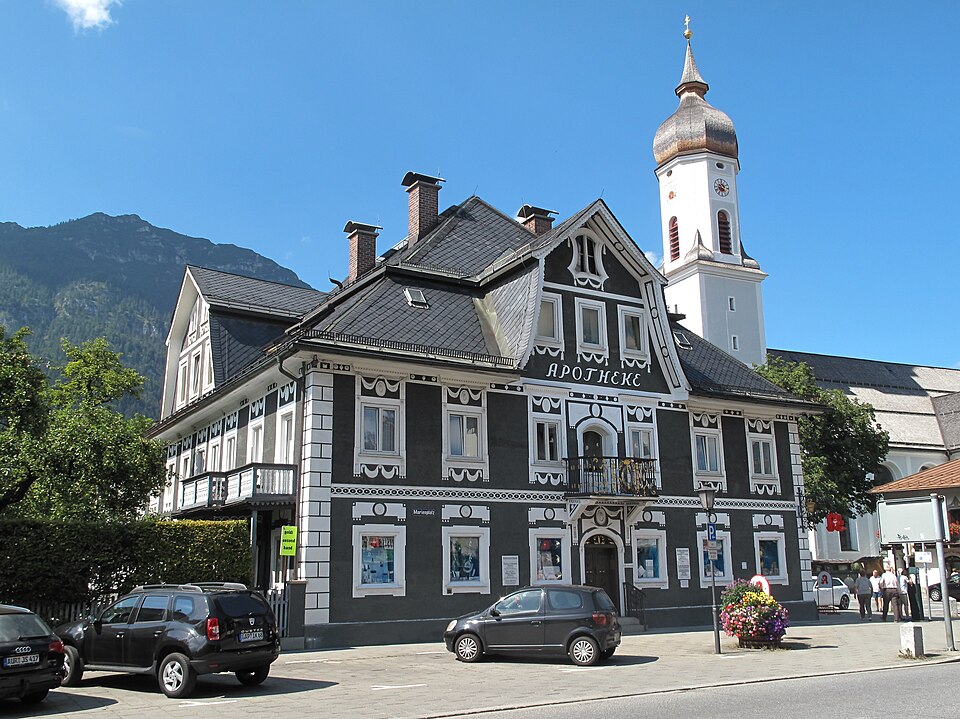 Garmisch-Partenkirchen: Garmisch, Sankt Martin Kirche met apotheek