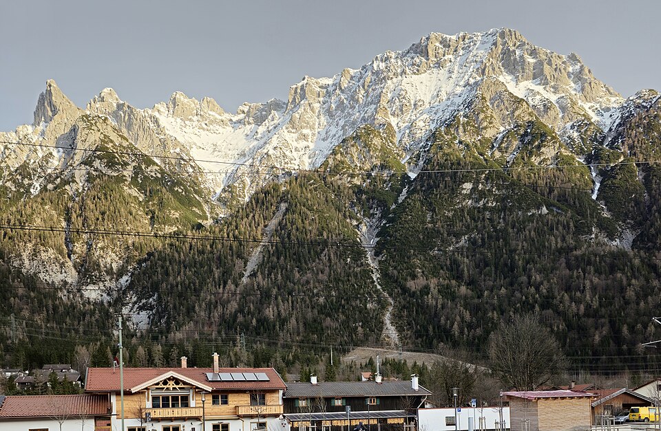Mittenwald: Westliche Karwendelspitze im Abendlicht
