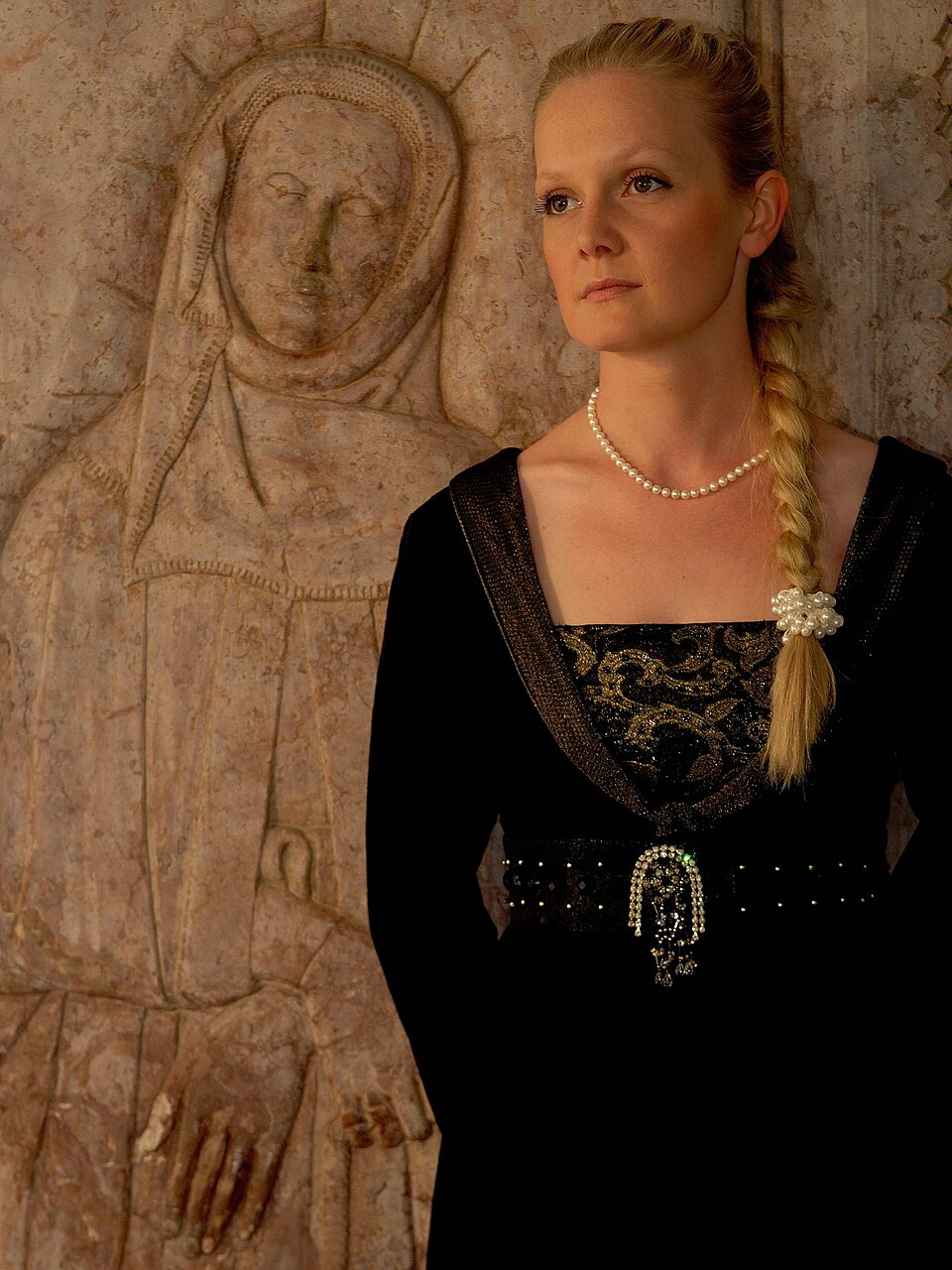 Straubing: Carmen Hartmannsgruber mit Agnes-Bernauer-Grabstein