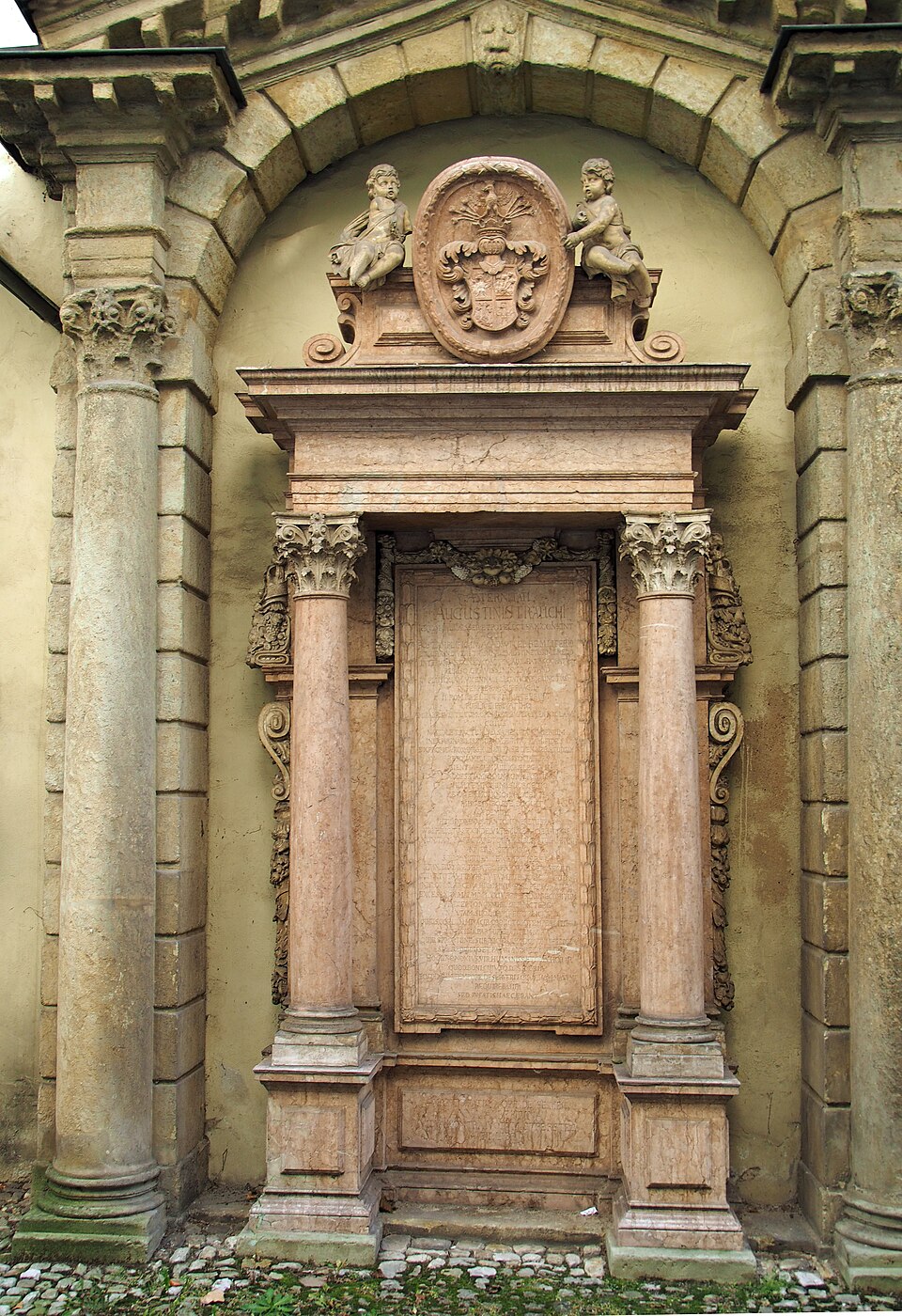 4 25 Dreieinigkeitskirche Gesandtenfriedhof Regensburg Strauch