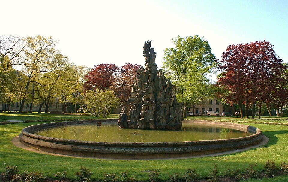 Hugenottenbrunnen-Erlangen01