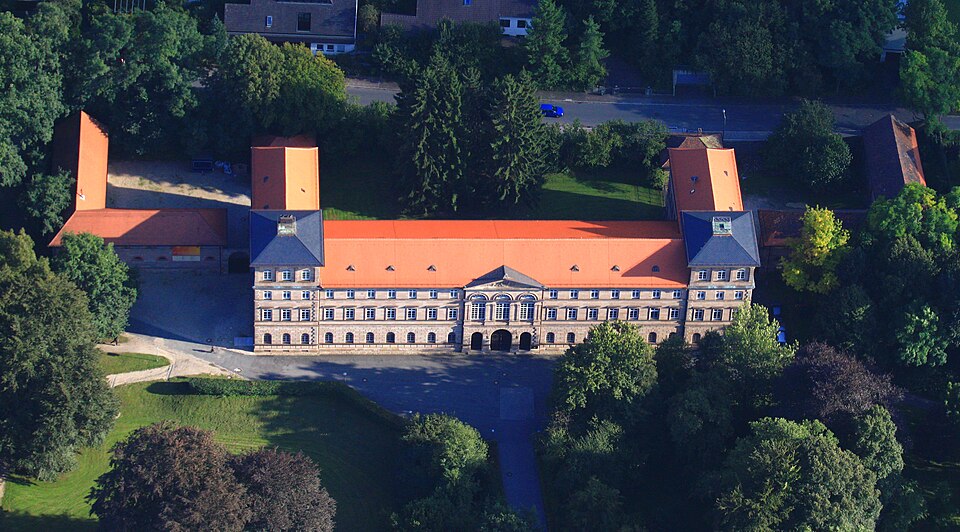 Fürth: Schloß Burgfarrnbach - Schloßhof 12