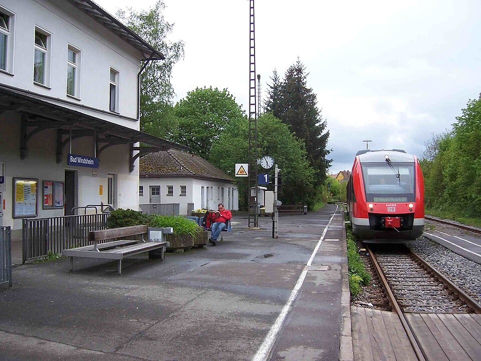 Bad Windsheim (Mittelfranken), Bahnhof (Bahnsteig 1 mit einfahrendem Zug)