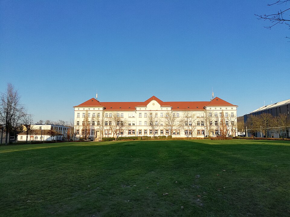 Blick auf den Campus mit dem Hauptgebäude der Hochschule Aschaffenburg