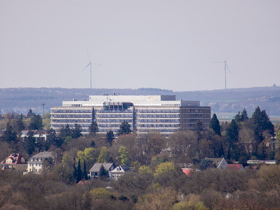 Das Leopoldina-Krankenhaus in Schweinfurt von der Aussichtskanzel Maintalblick bei Gochsheim
