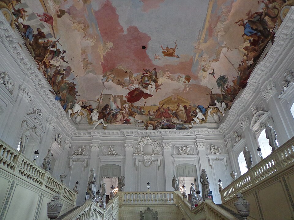 Treppenhaus der Würzburger Residenz mit Deckenfresko von Tiepolo