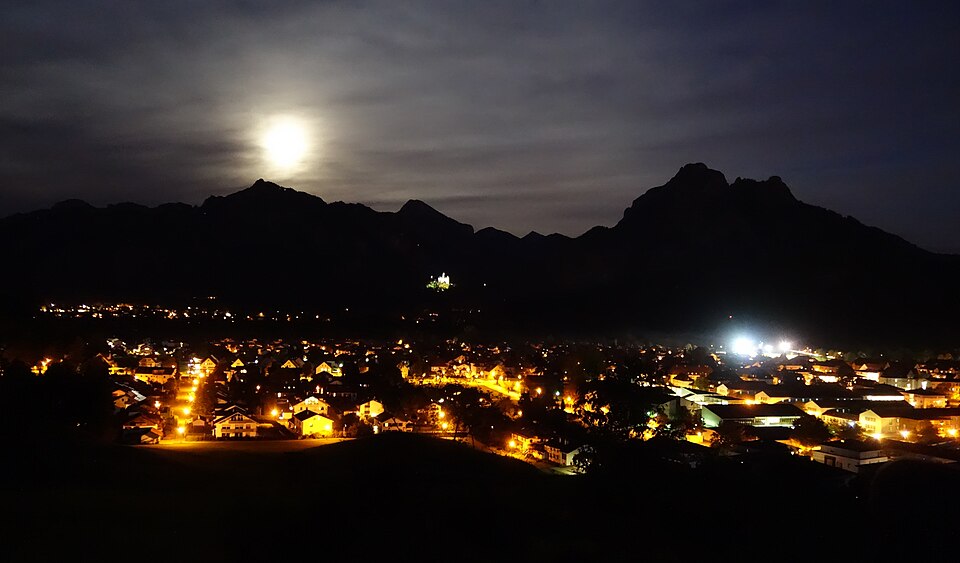 DSC02508 Füssen bei Nacht mit Tegelberg und Säuling