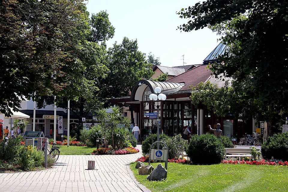 Bad Wörishofen, Luitpold-Leusser-Platz mit Kurhaus (2012-07-24)