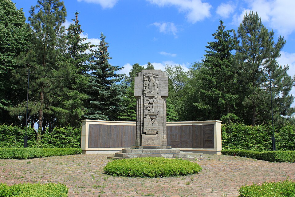 Bad Liebenwerda: Soldatenfriedhof Hauptmonument