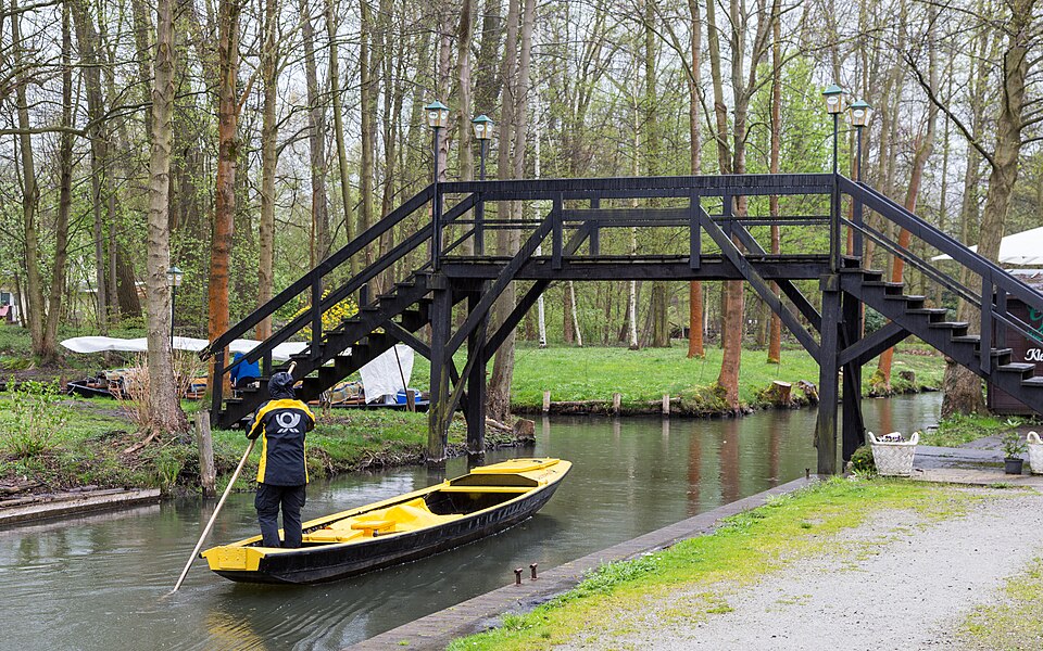 Lübbenau/Spreewald: Post-Kahn in Lehde (Spreewald)