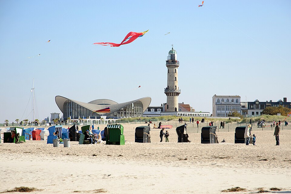 Rostock: Warnemuende-strand-leuchtturm-teepott