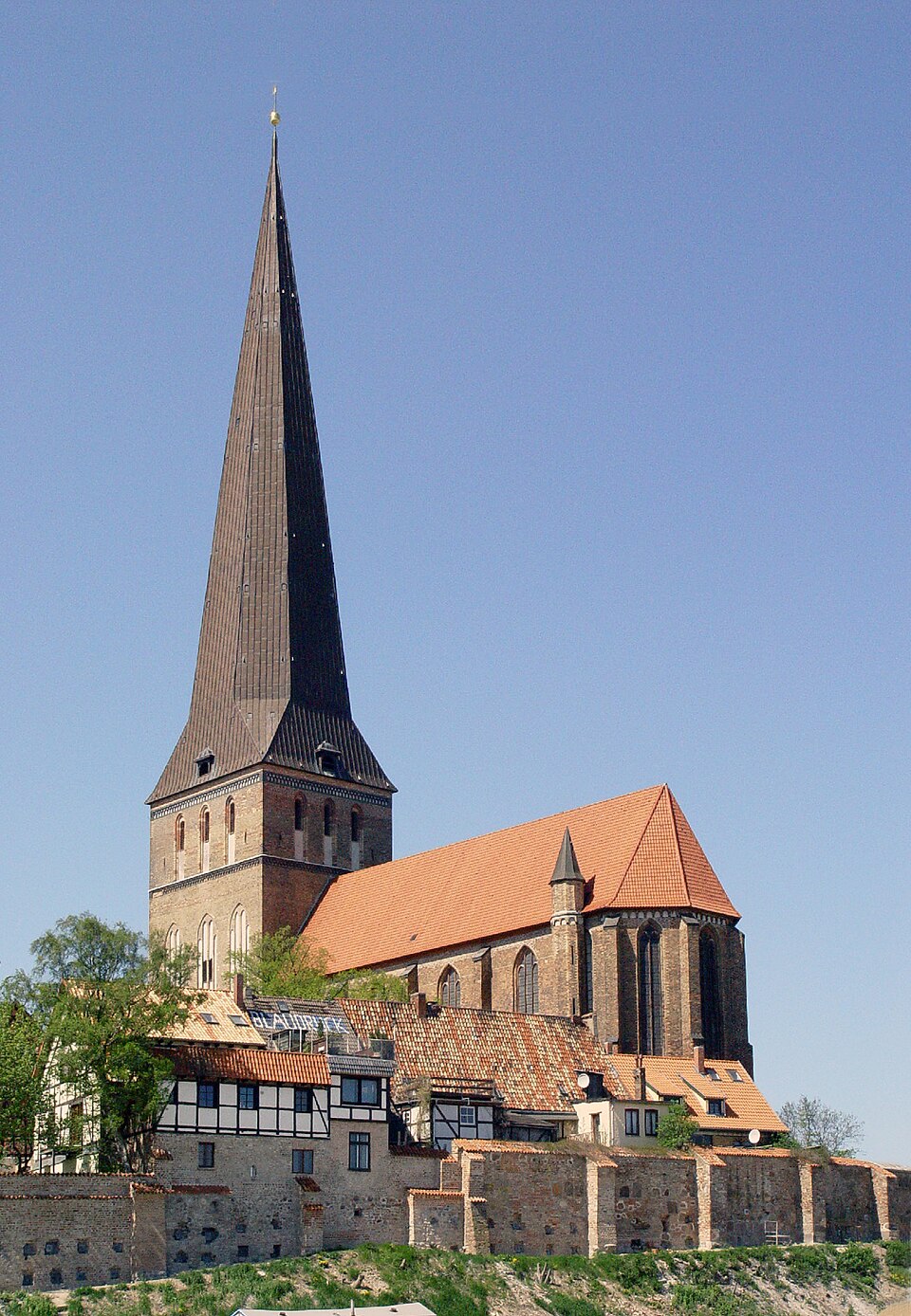 Rostock: Petrikirche mit Stadtmauer