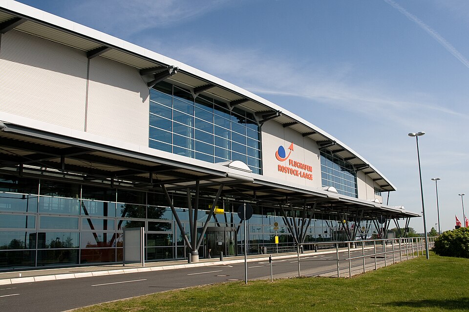 Rostock: Laage Flughafen Eingang