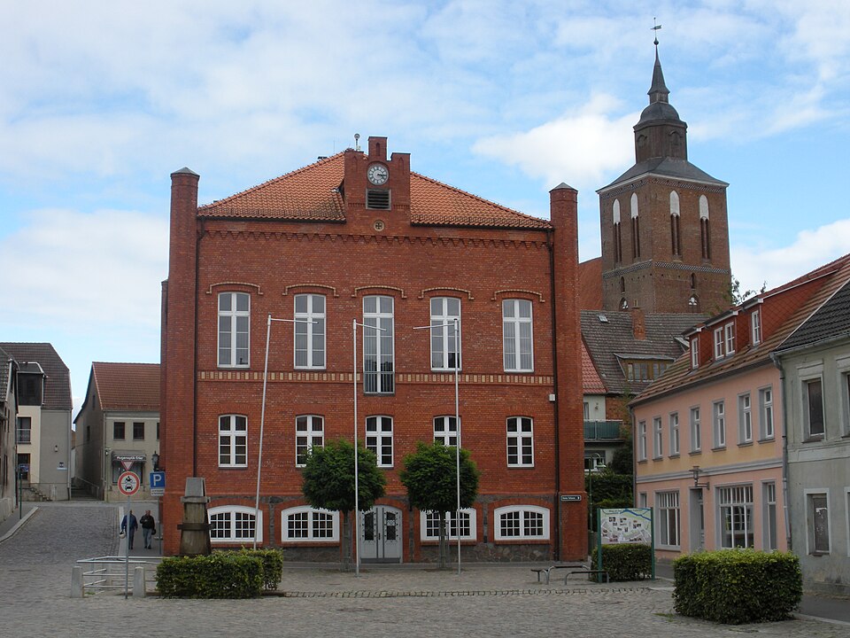 Neubrandenburg: Altentreptow - Rathaus mit Pfarrkirche St. Petri