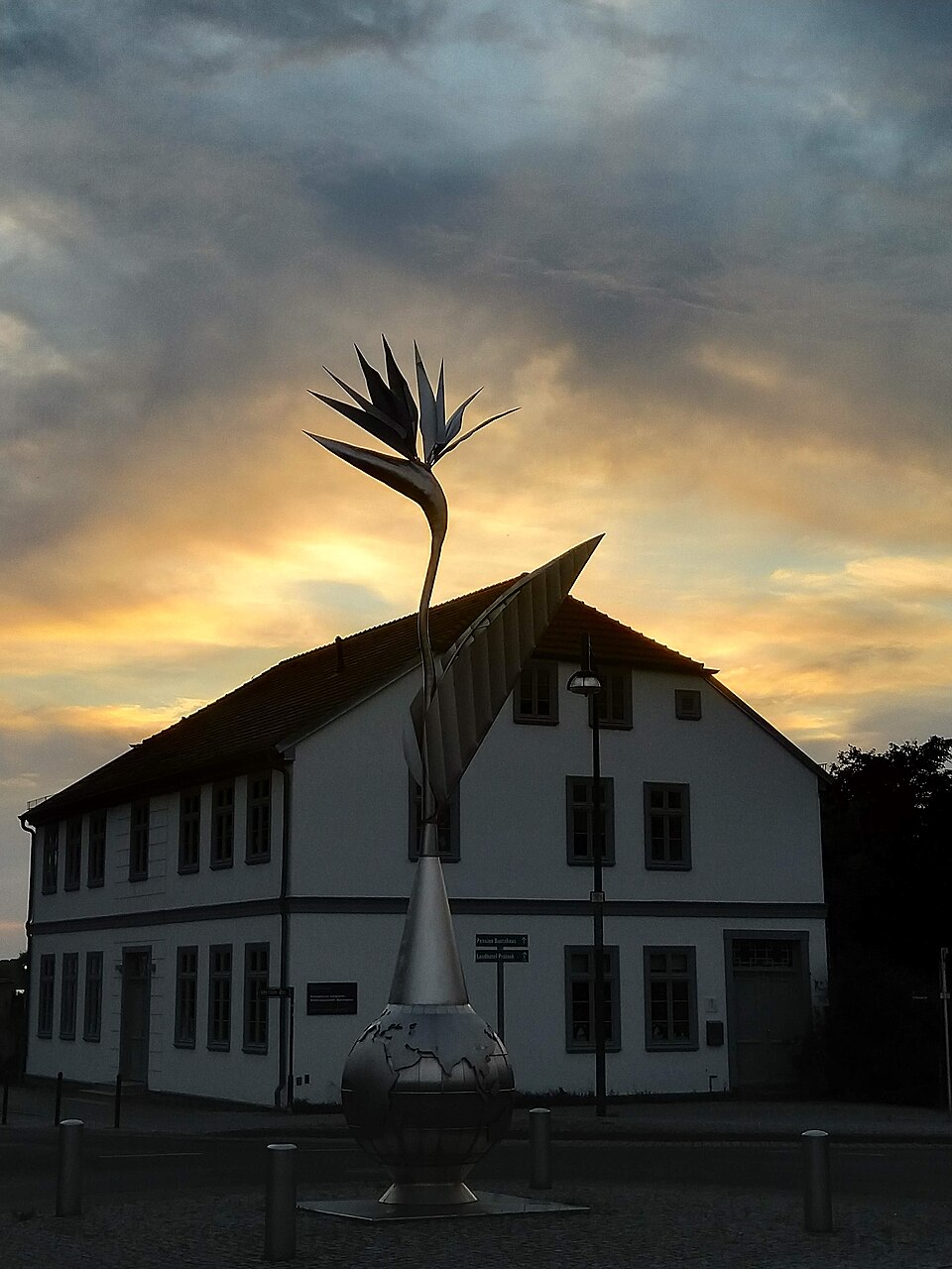 Neustrelitz: Edelstahlskulptur Strelitzie