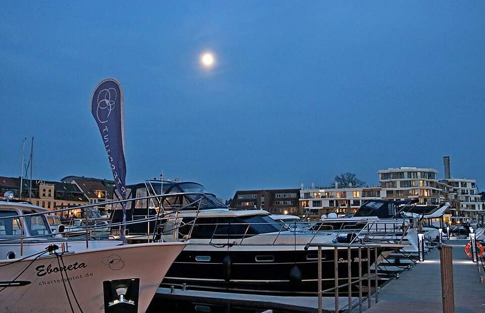 Waren (Müritz): Abendlicher Yachthafen (Waren)