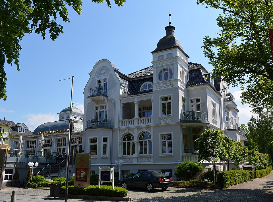Kühlungsborn, Ostseeallee 10, Hotel Vier Jahreszeiten, ehem. Meeresburg, 3