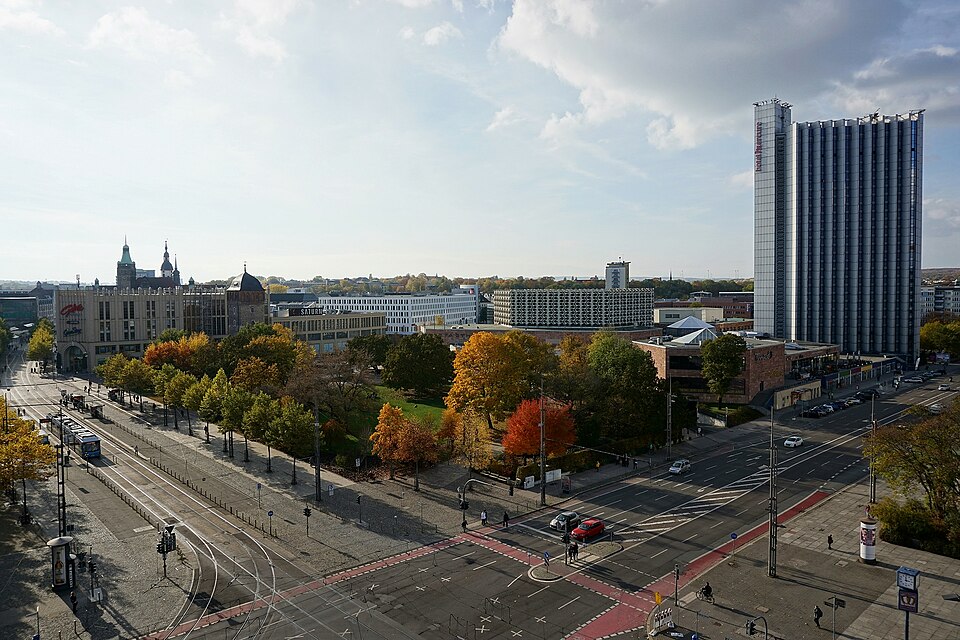 Blick zur Galerie Roter Turm und zum Hotel Mercure in Chemnitz