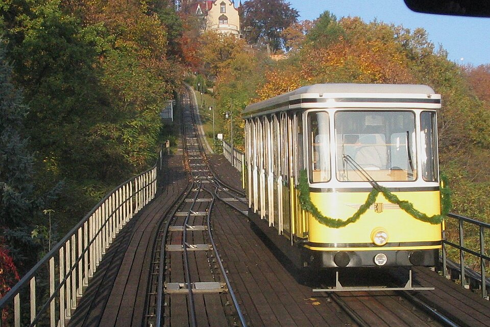 051030-Standseilbahn-Dresden-Talfahrt-Begegnung-Viadukt