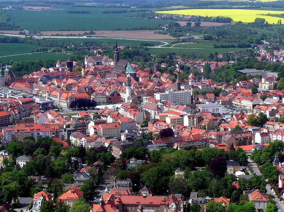Altstadt Bautzen aus der Luft mit weitem Blick aus Südosten ins Land Frühling