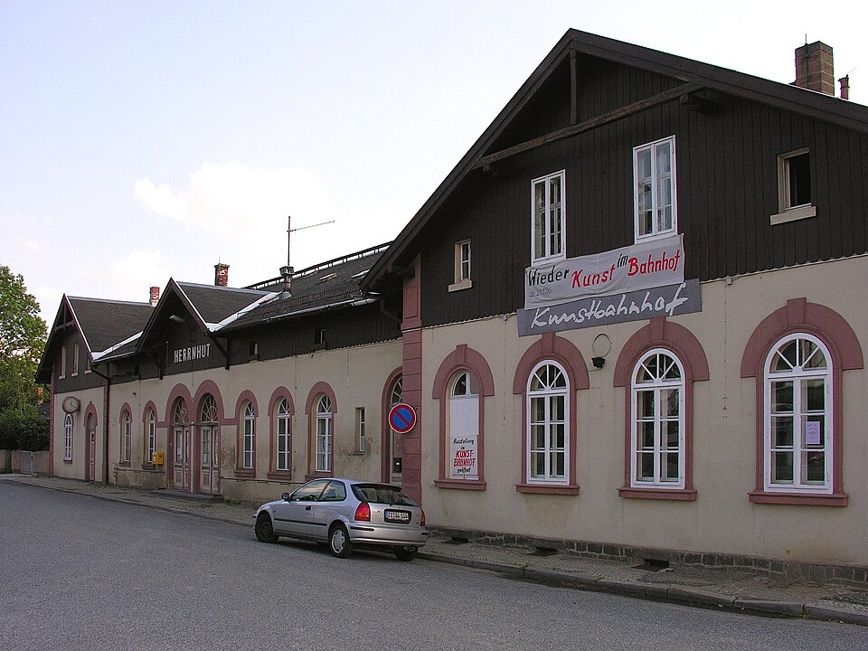 Herrnhut Sachsen - altes Bahnhofsgebäude als Kunstbahnhof Foto