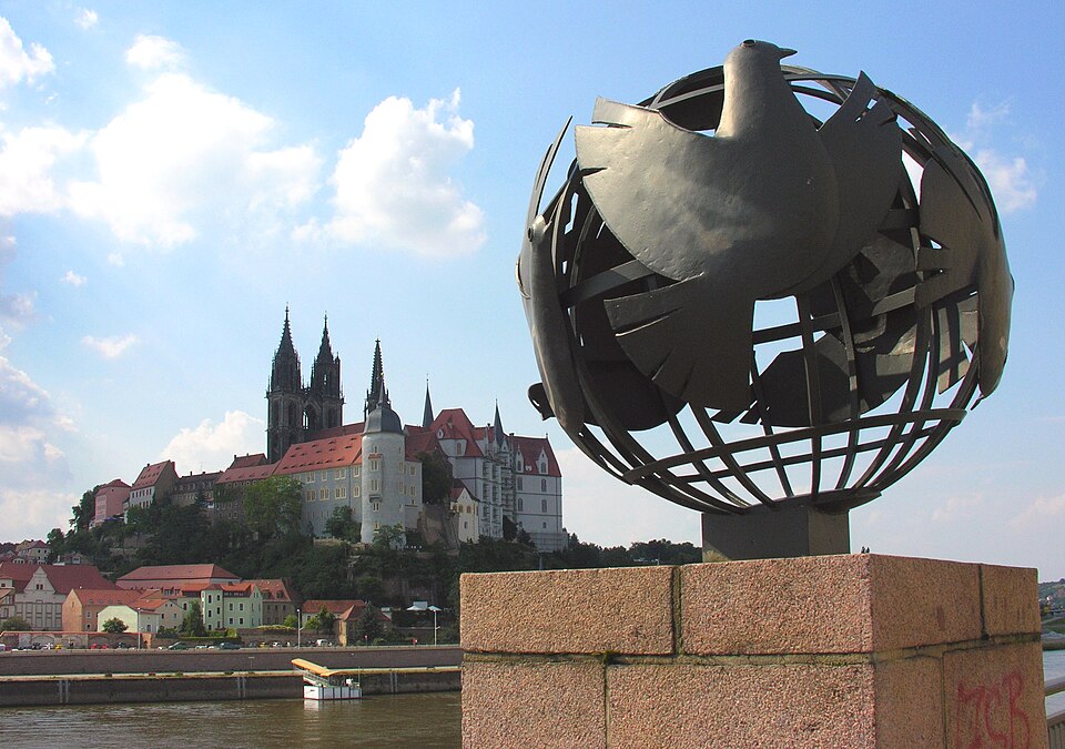 Meißen: Meissen Skulptur Weltfrieden Weltkugel Friedenstauben