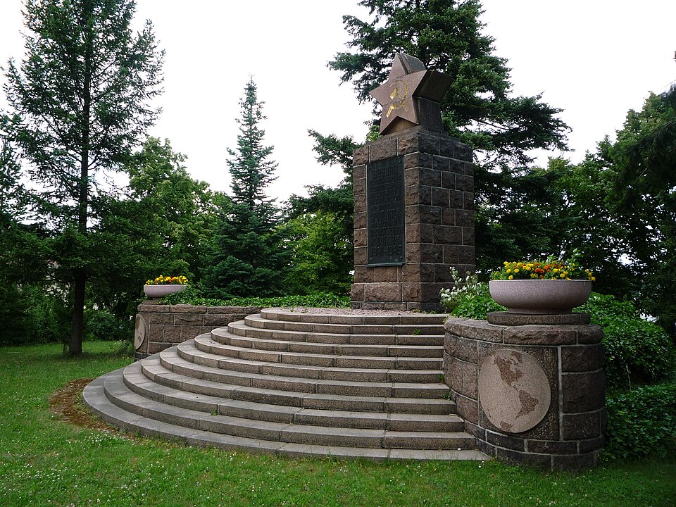 Ehrenmal auf dem sowjetischen Soldatenfriedhof Meißen-Bohnitzsch