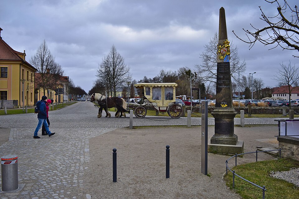 Pferdekutsche und Postmeilensäule an der Moritzburger Brücke