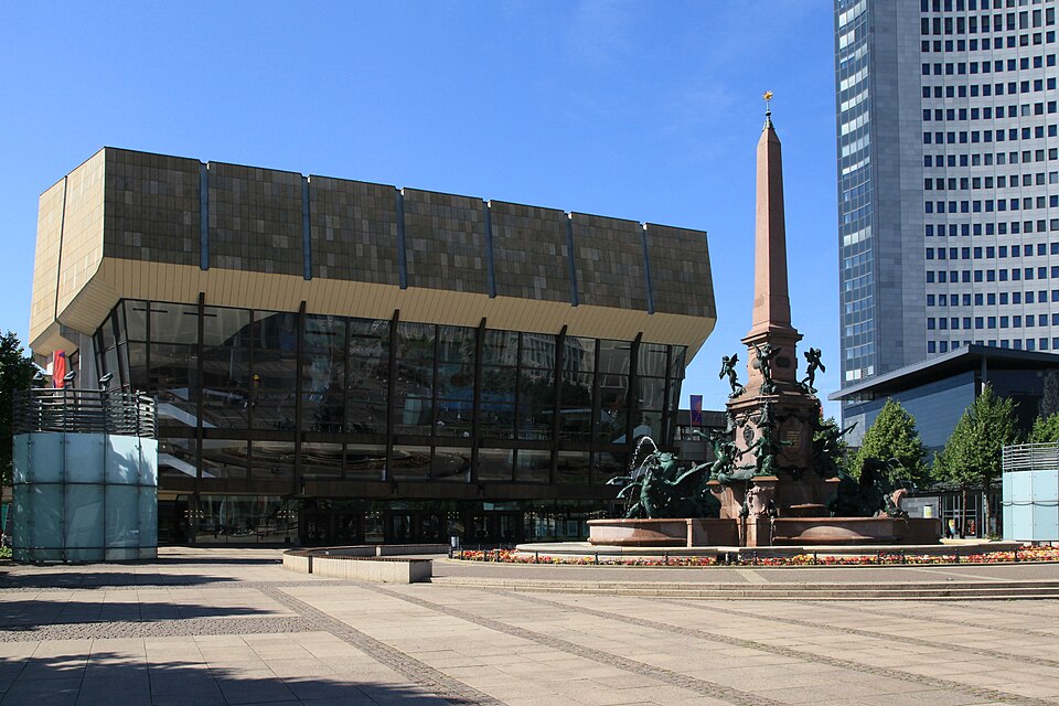 Leipzig - Augustusplatz - Neues Gewandhaus + Mendebrunnen + City-Hochhaus 01 ies