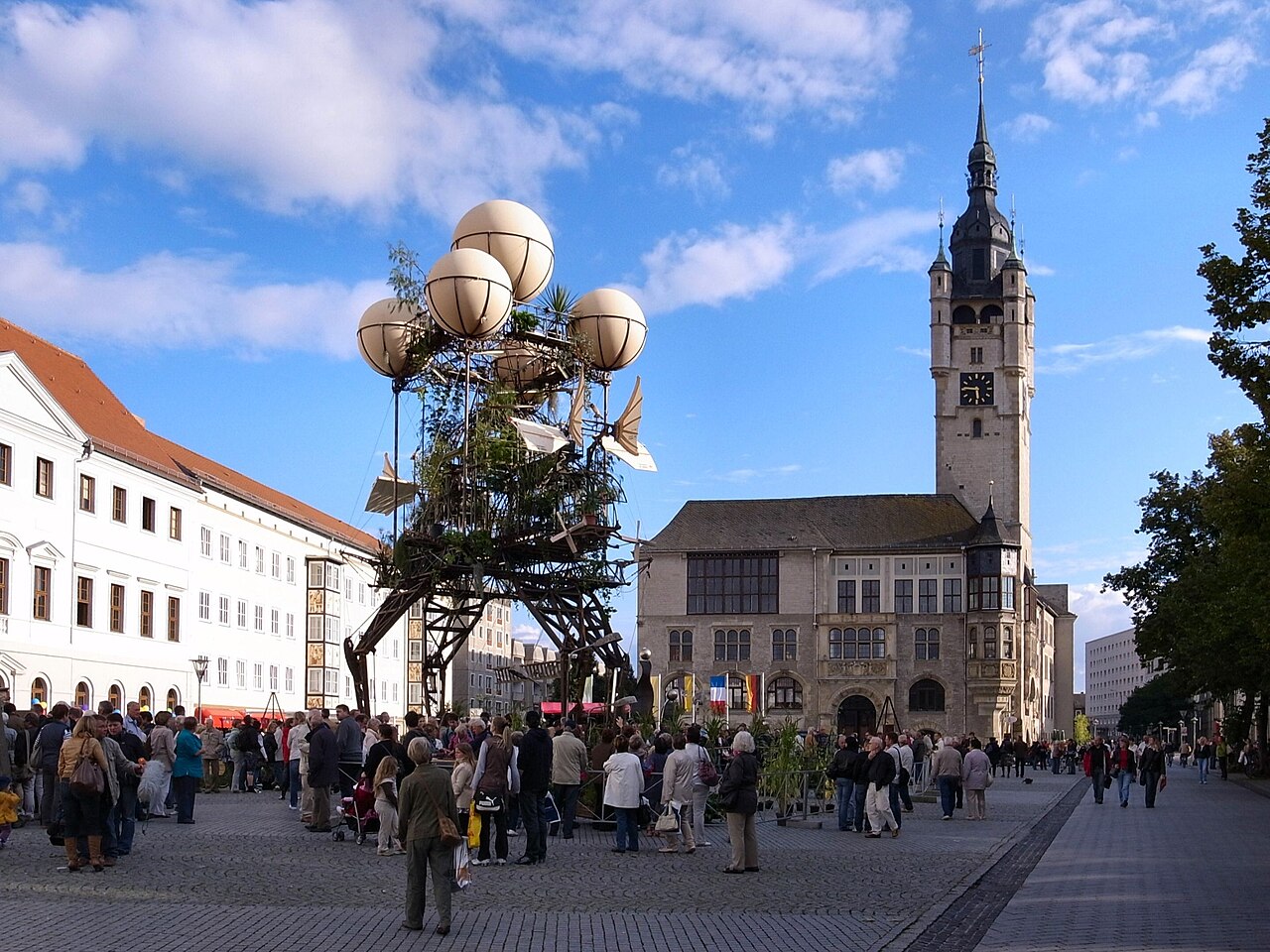 Dessau-Roßlau: Dessau,Farbfest Grün,Landung der Aeroflorale II auf dem Marktplatz