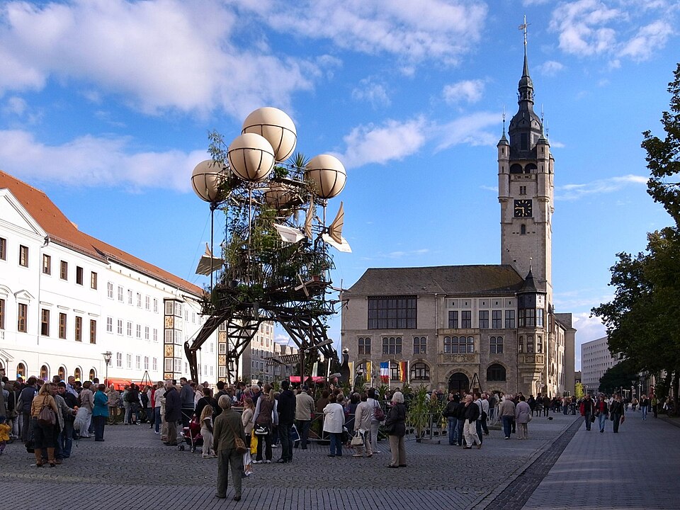 Dessau-Roßlau: Dessau,Farbfest Grün,Landung der Aeroflorale II auf dem Marktplatz