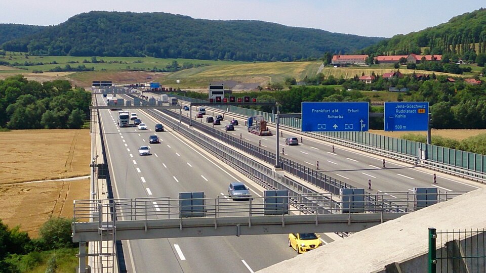 Jena: Die A4 bei Lobeda-West mit der Saaletalbrücke