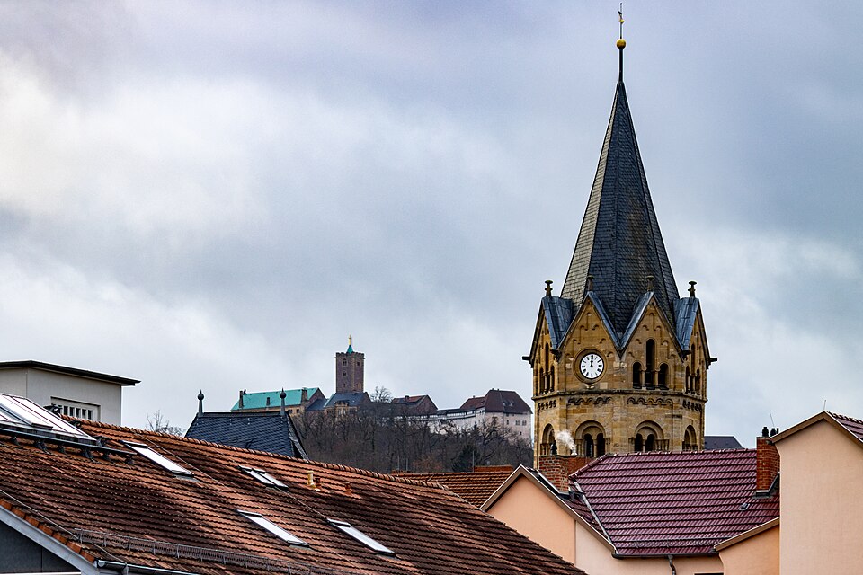 Eisenach: Nikolaikirche, im Hintergrund die Wartburg (Dezember